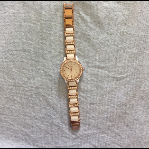 Fossil watch display picture 1