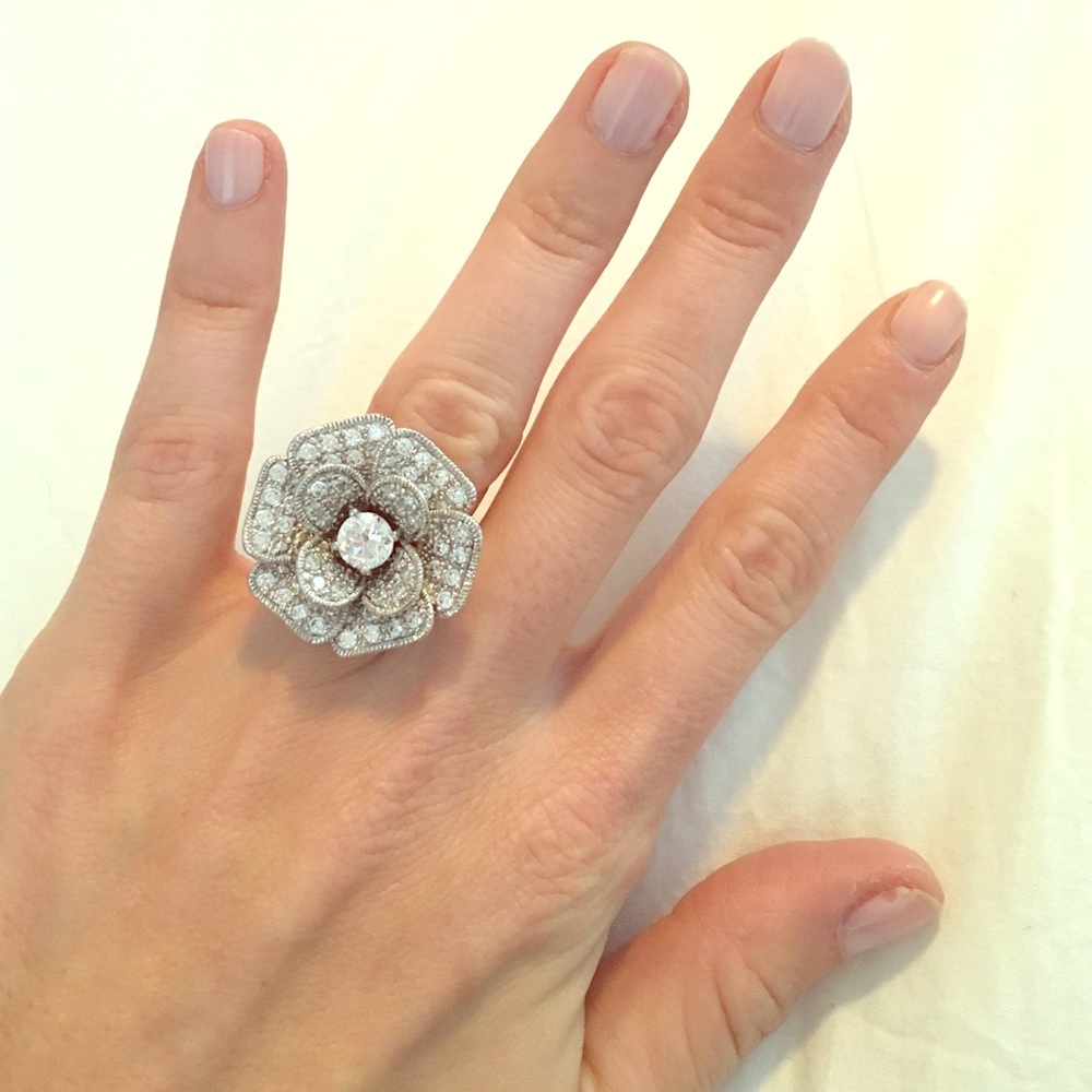 Super sparkly diamond flower ring!!