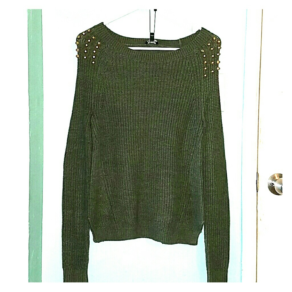 Shoulder studded swearter