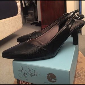 Life Stride pointed-toe heel