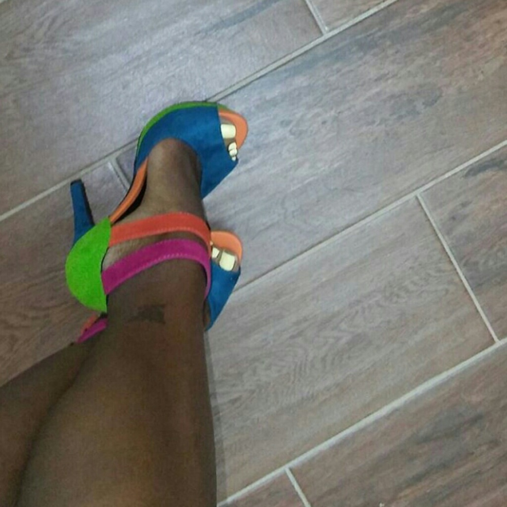 Color block pumps