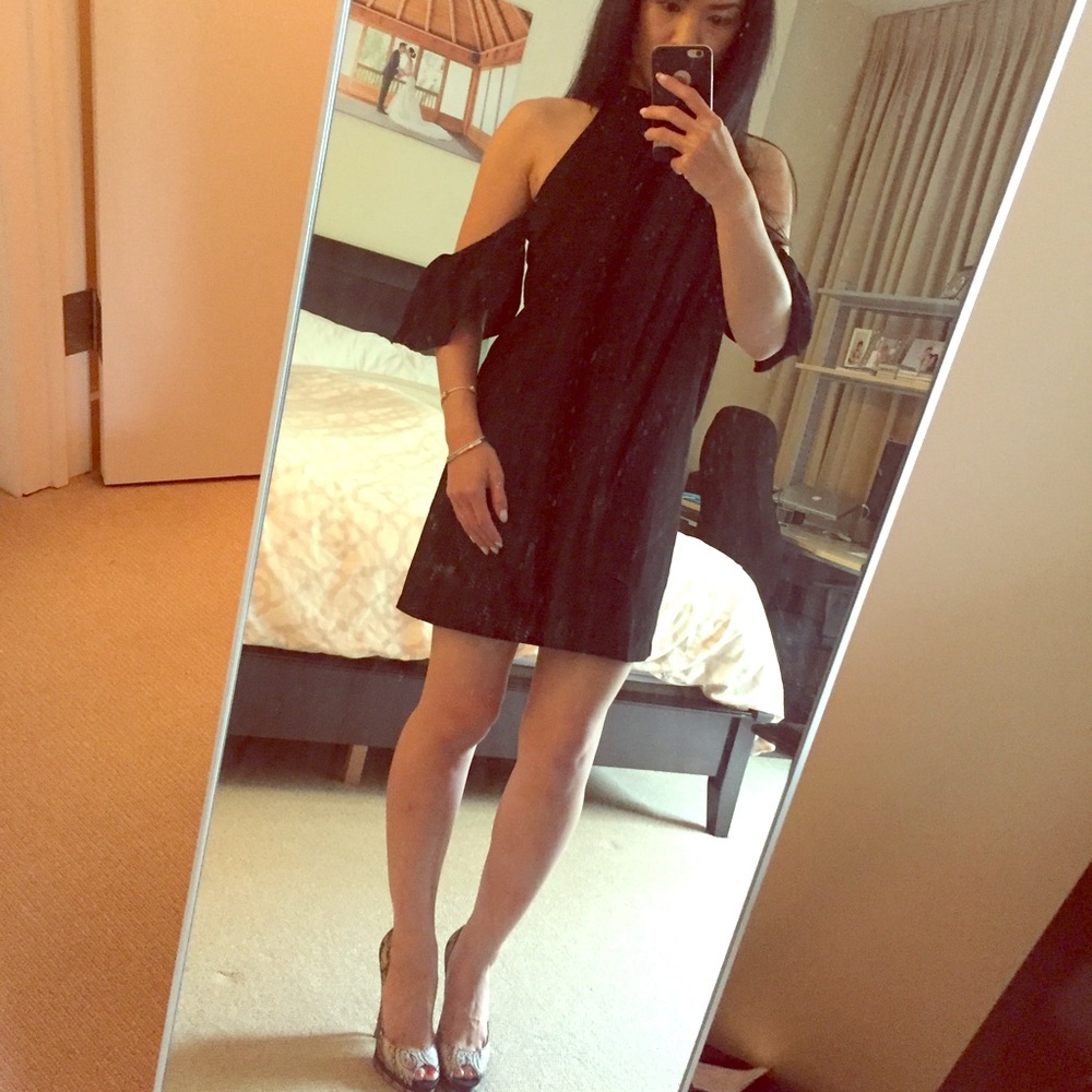 Black Nasty Gal off the shoulder dress! 🔥