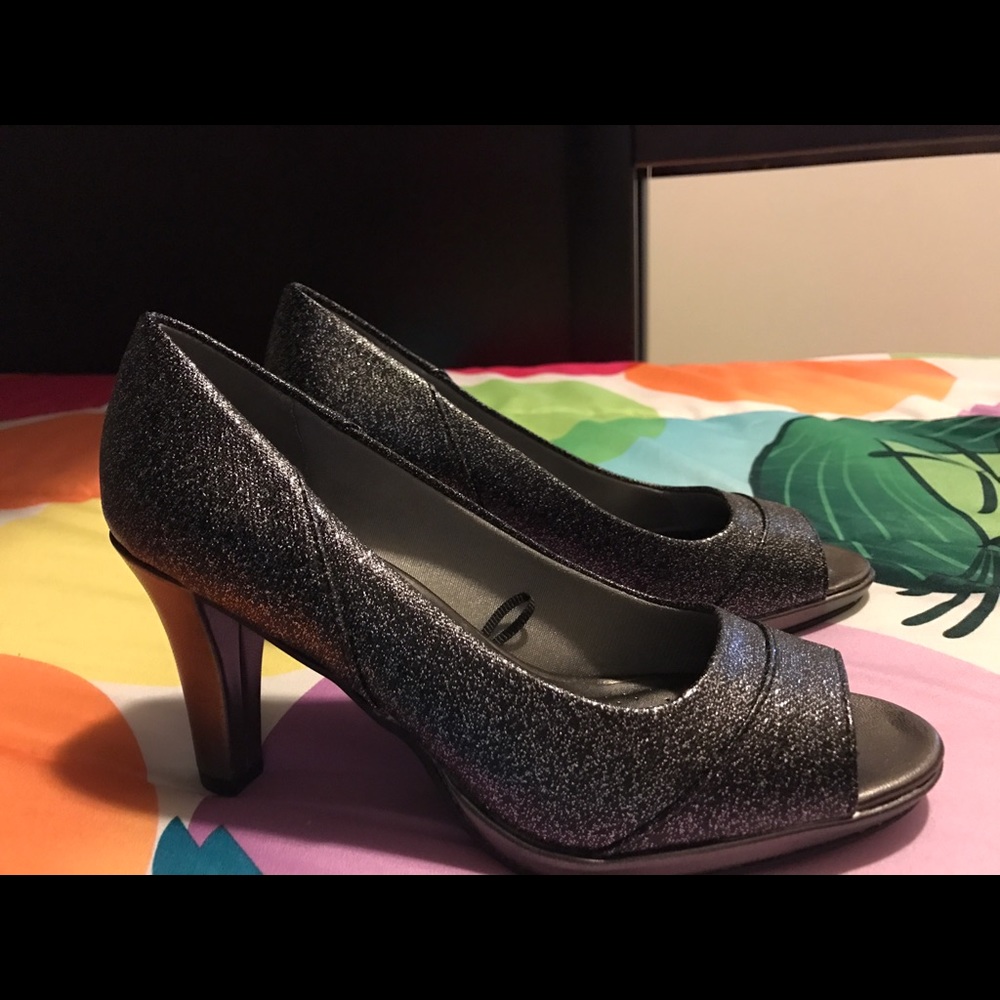Brand new without tags sparkly grey heels!!