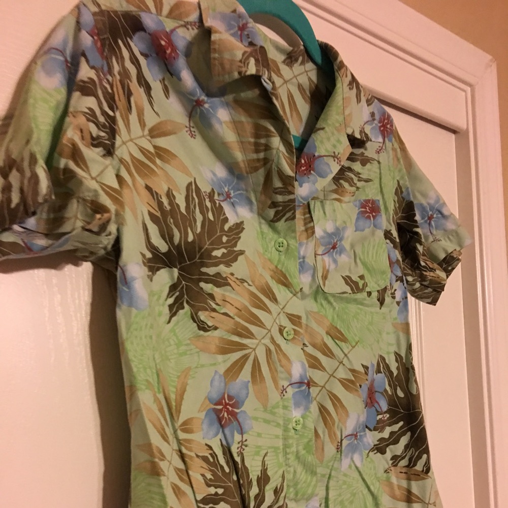 Adorable Columbia button up tropical blouse