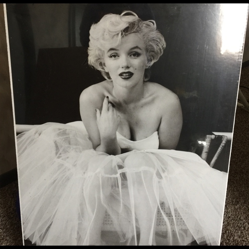 Marilyn Monroe photo without frame
