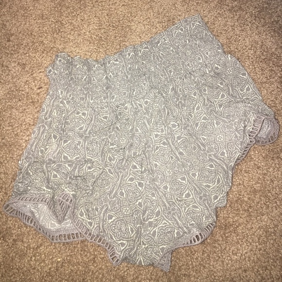 LA Hearts Pants - gray flowy shorts