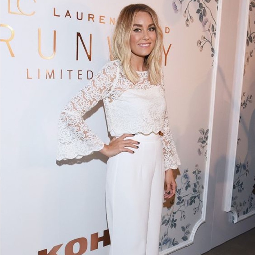 🎉HP🎉 white lace crop top w/ bell sleeves