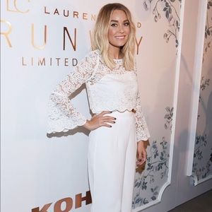 🎉HP🎉 white lace crop top w/ bell sleeves