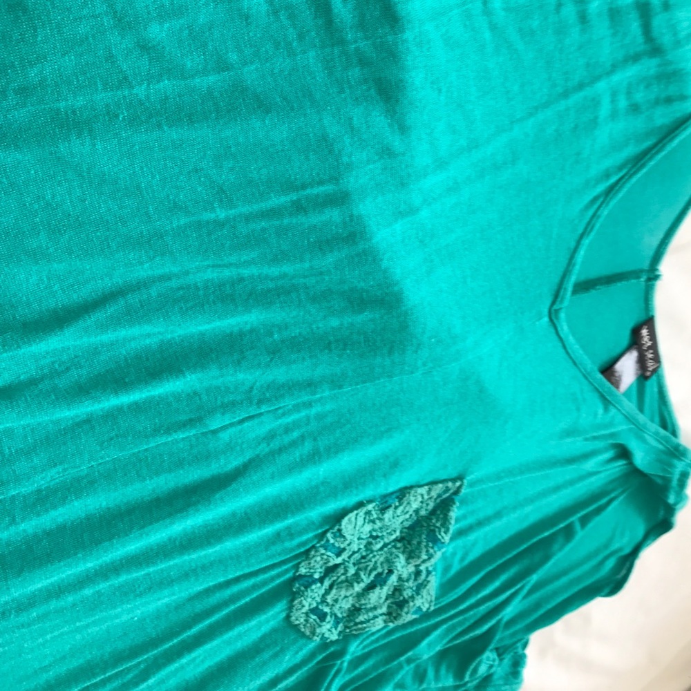 Cut out shoulder flowing t shirt