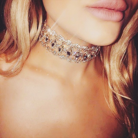 Jewelry - 🎉💕HP 3/27 💕🎉 Rhinestone Choker Necklace