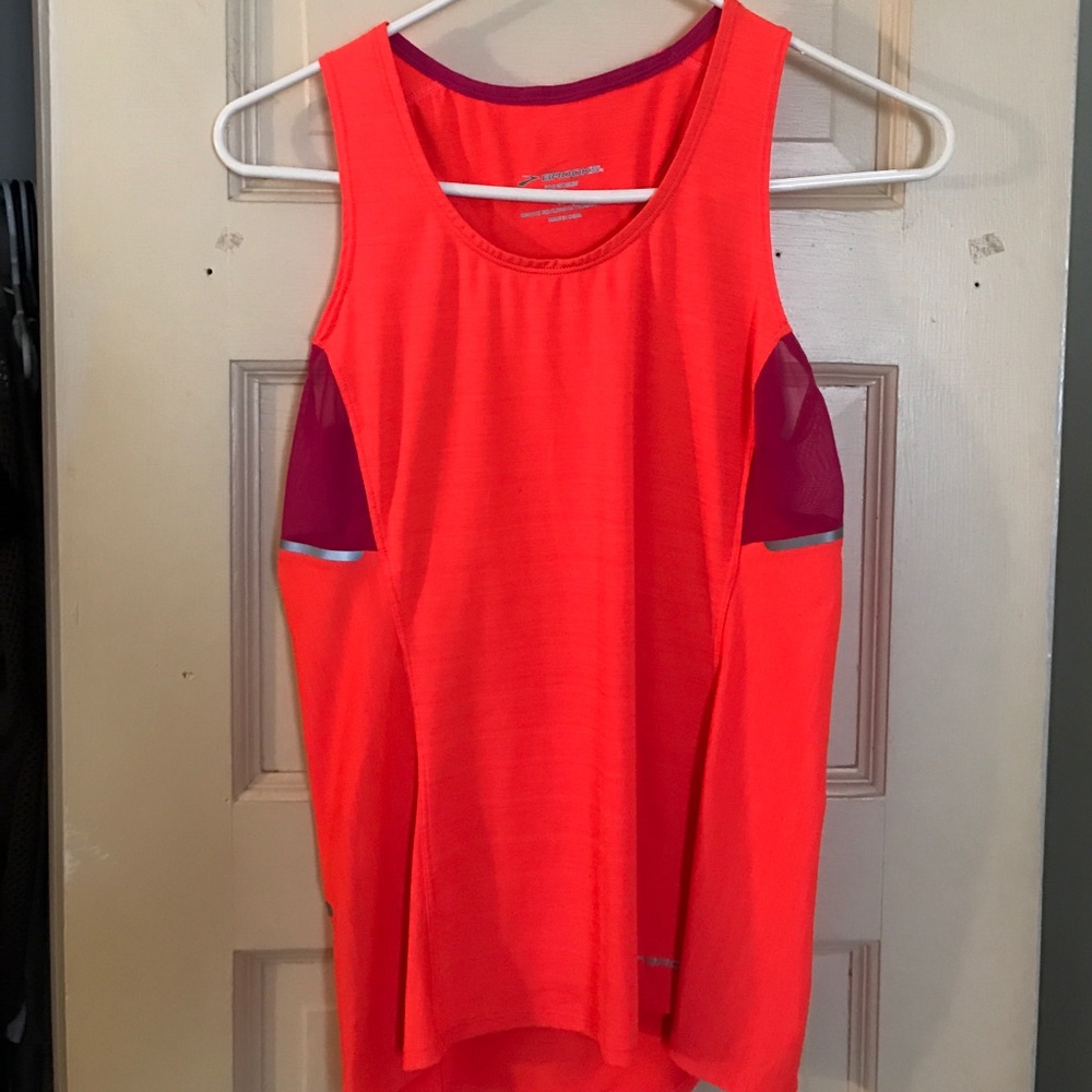 Brooks work out top