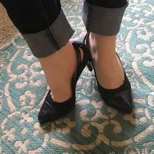 Navy pumps