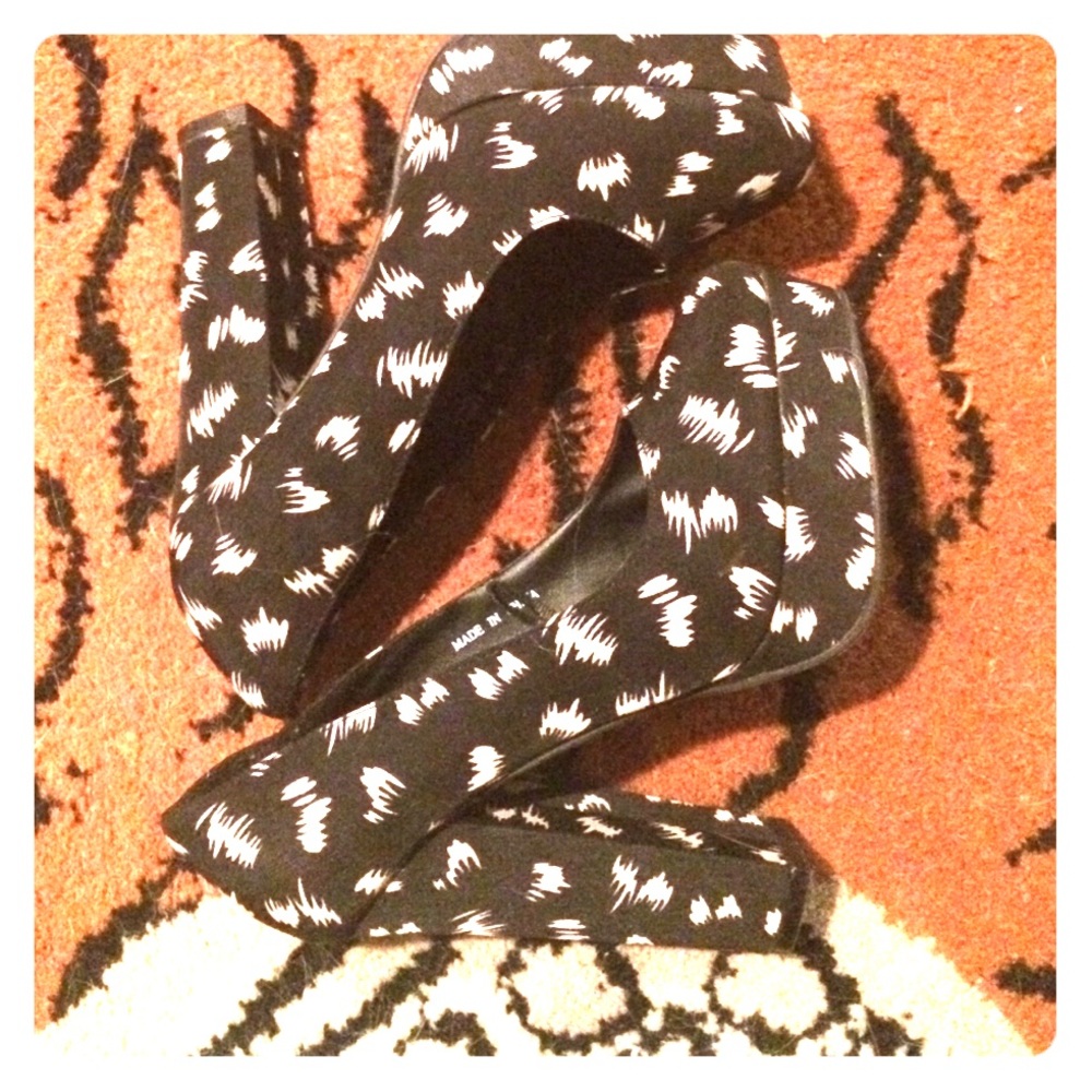 Super rocking never worn heels!