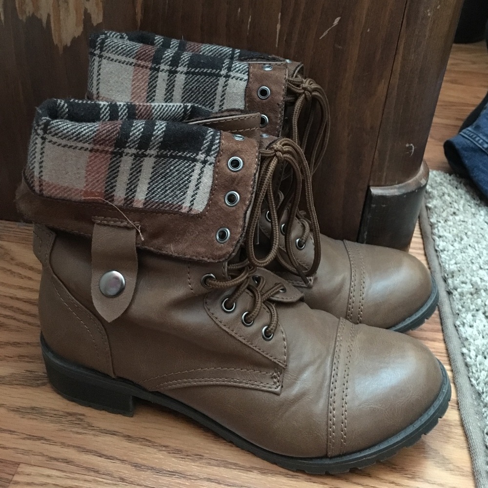 Tan combat boots great condition worn 3x