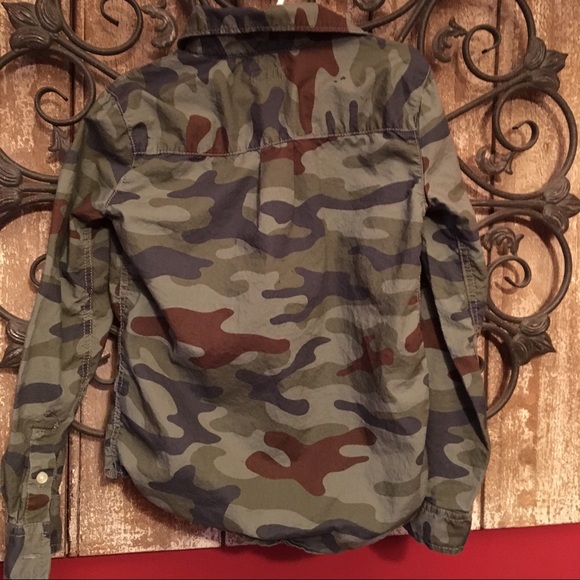 Camo button up boys shirt 🎒🦆🕷 - Picture 2 of 4