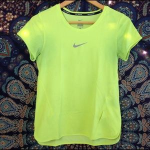 Volt Nike Aeroreact tee
