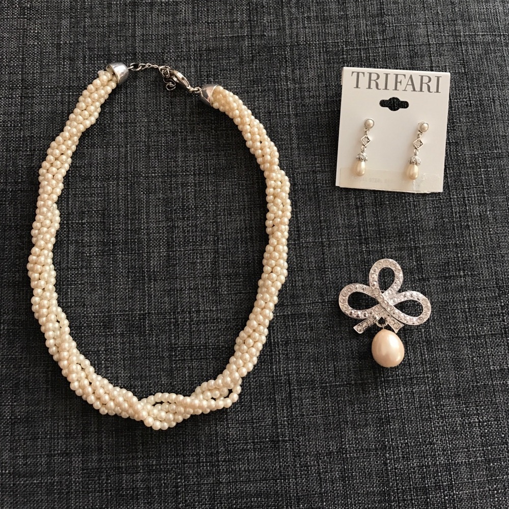 Pearls jewelry set - necklace, earring, brooch