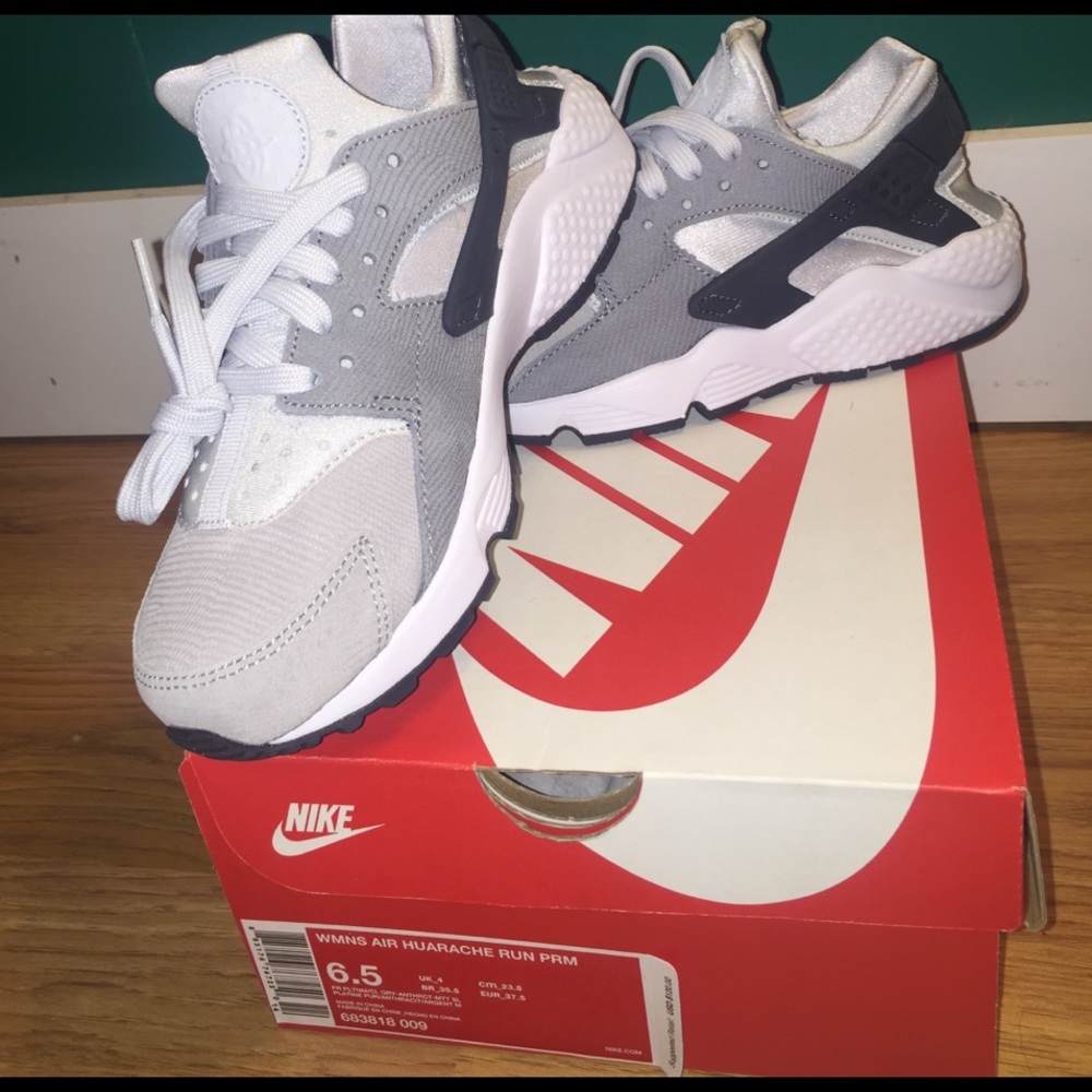 NEVER WORN Nike Air Huarache Run PRM Women's 6.5