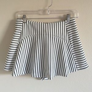 LF STRIPED SKORT SIZE S