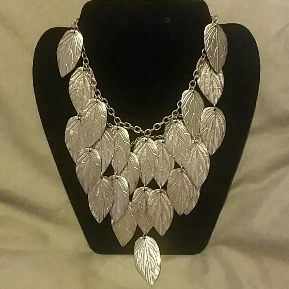 Gorgeous leaf necklace