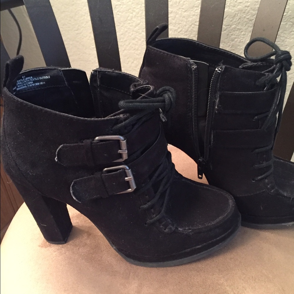 Adorable Black Buckle Heeled Booties!