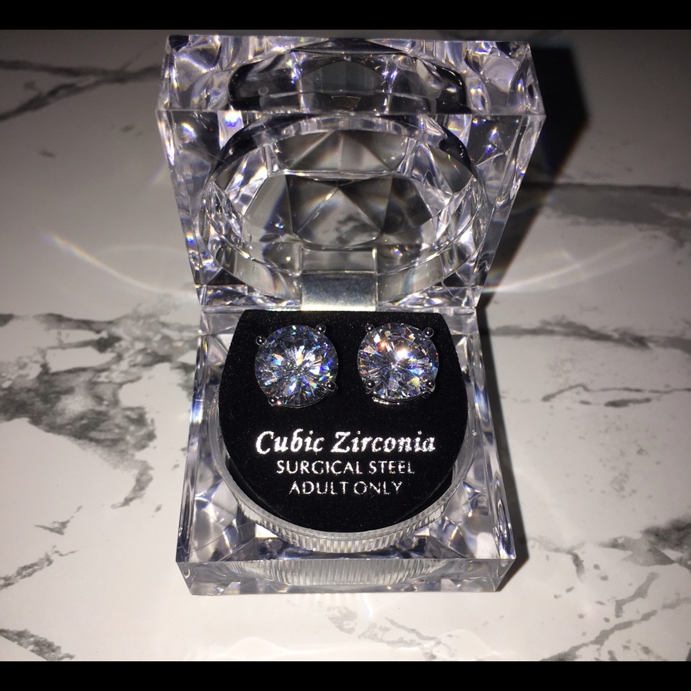 🎉HP🎉 Cubic Zirconia round earring studs.