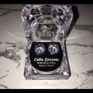 🎉HP🎉 Cubic Zirconia round earring studs.