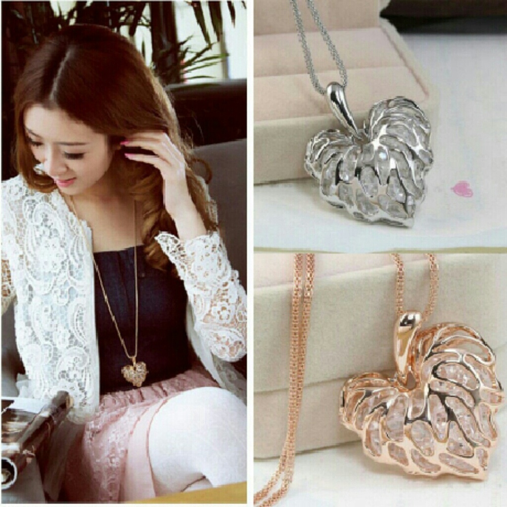 Gold hollow heart necklace - Picture 3 of 3