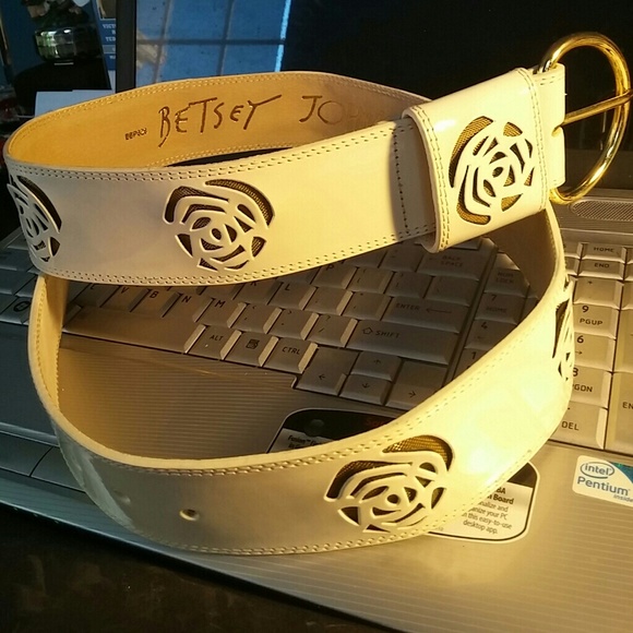 Betsey Johnson Accessories - 💕NWOT-Betsy Johnson Flower Belt 😄$8 Final!