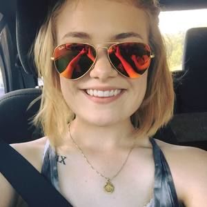 Meet your Posher, Caitlin