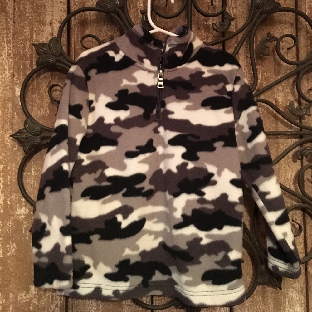 Black and white camo pull over🎒🦎