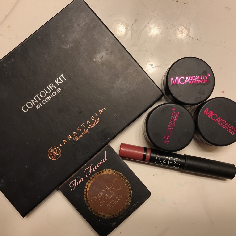 ANASTASIA CONTOUR KIT & MICA EYESHADOWS