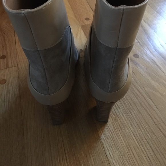 Like new tan Chloe ankle booties - Picture 3 of 4