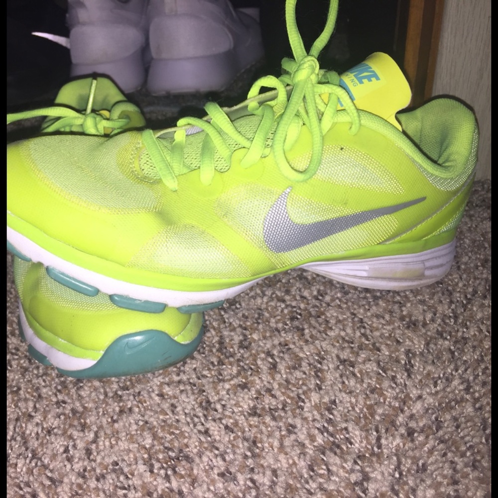 neon nikes💯