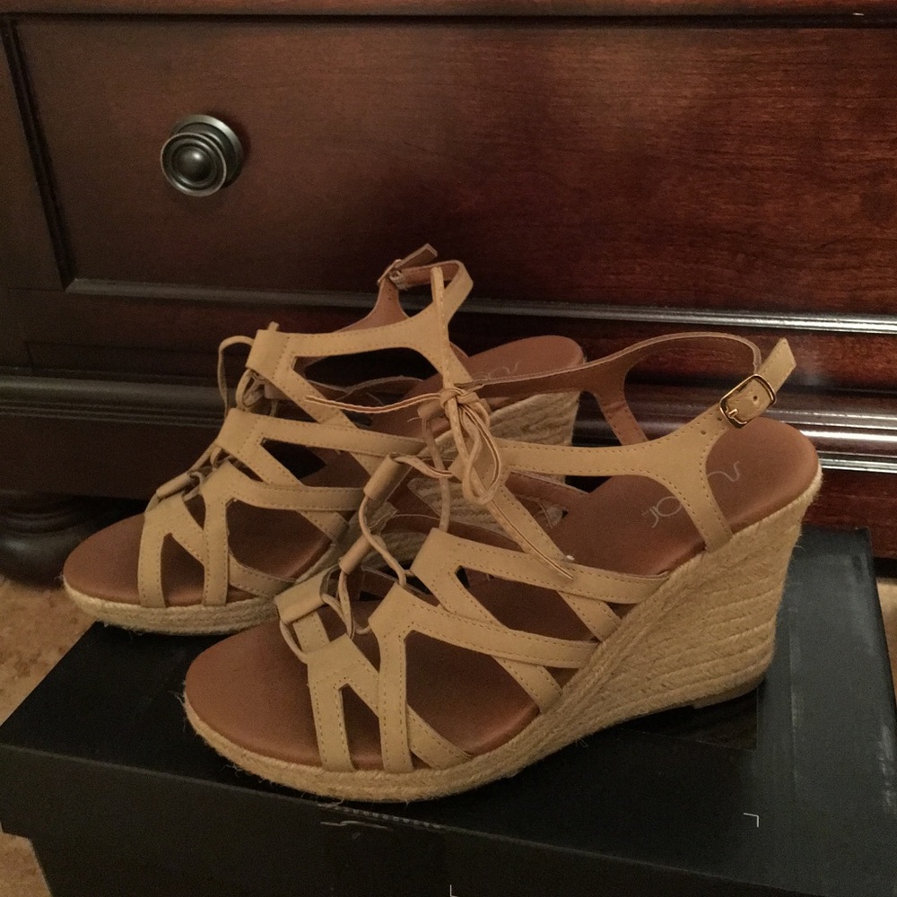 Beige/tan strappy wedges