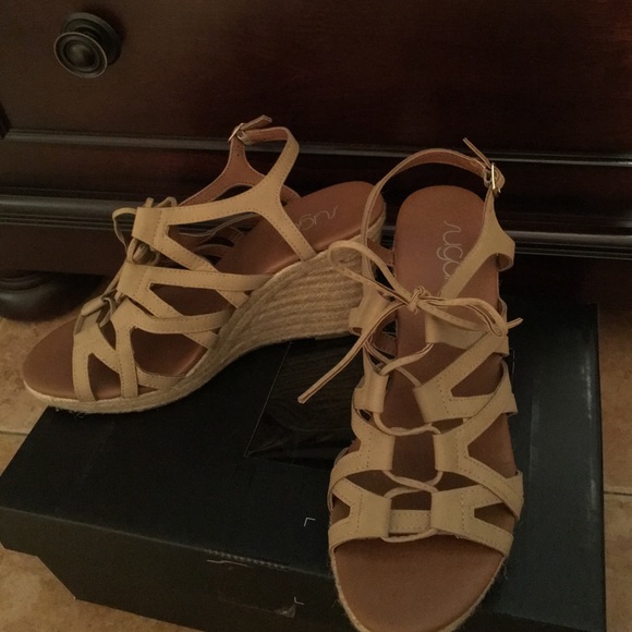 Beige/tan strappy wedges - Picture 2 of 3