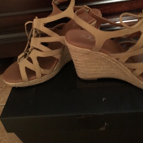 Beige/tan strappy wedges - Picture 3 of 3