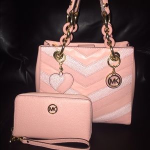 Michael Kors Matching Handbag, Wallet and Keycharm