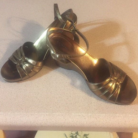 Shoes - Picture 2 of 4