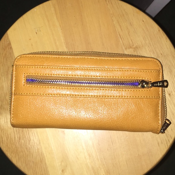 Clutch - Picture 2 of 4