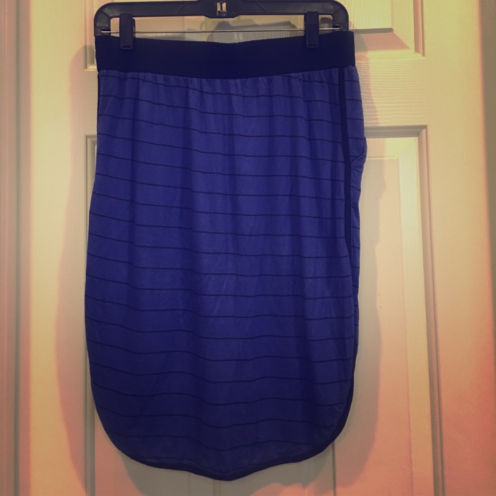 Playful cotton striped skirt.