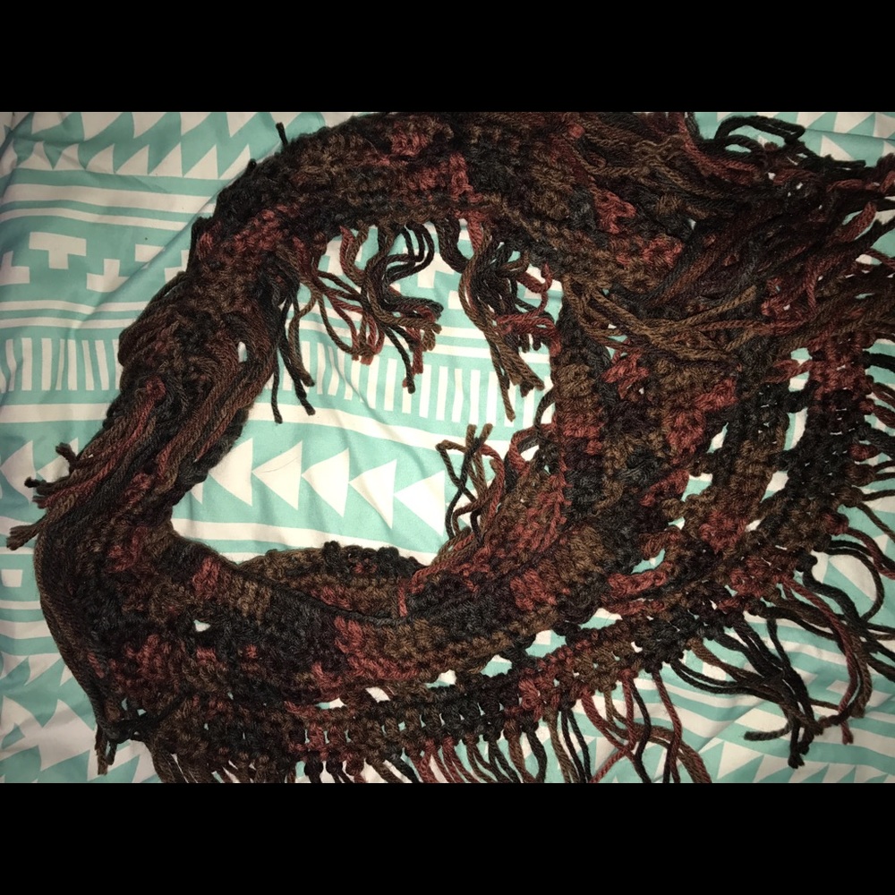 FRINGY INFINITY SCARF.