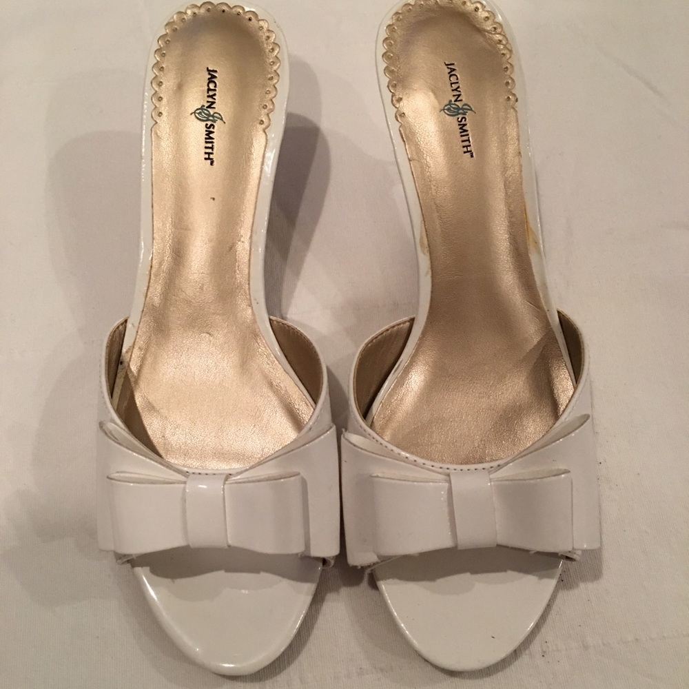 White kitten heel pumps with bows