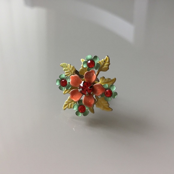 Vintage Floral Screw Back Earrings - Picture 2 of 4