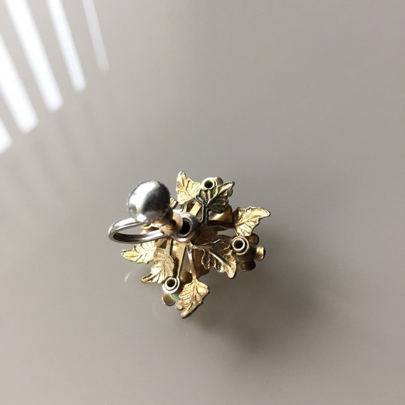 Vintage Floral Screw Back Earrings - Picture 4 of 4