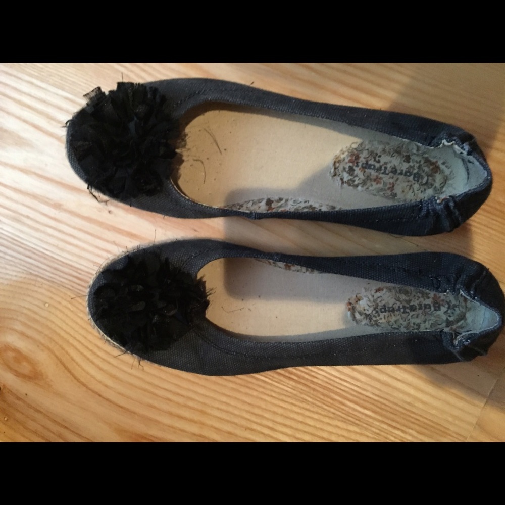 Bare traps flower black gray slip on shoes