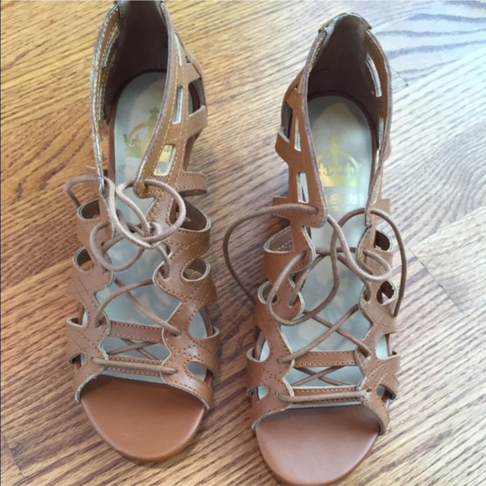 Lace up sandal wedge.