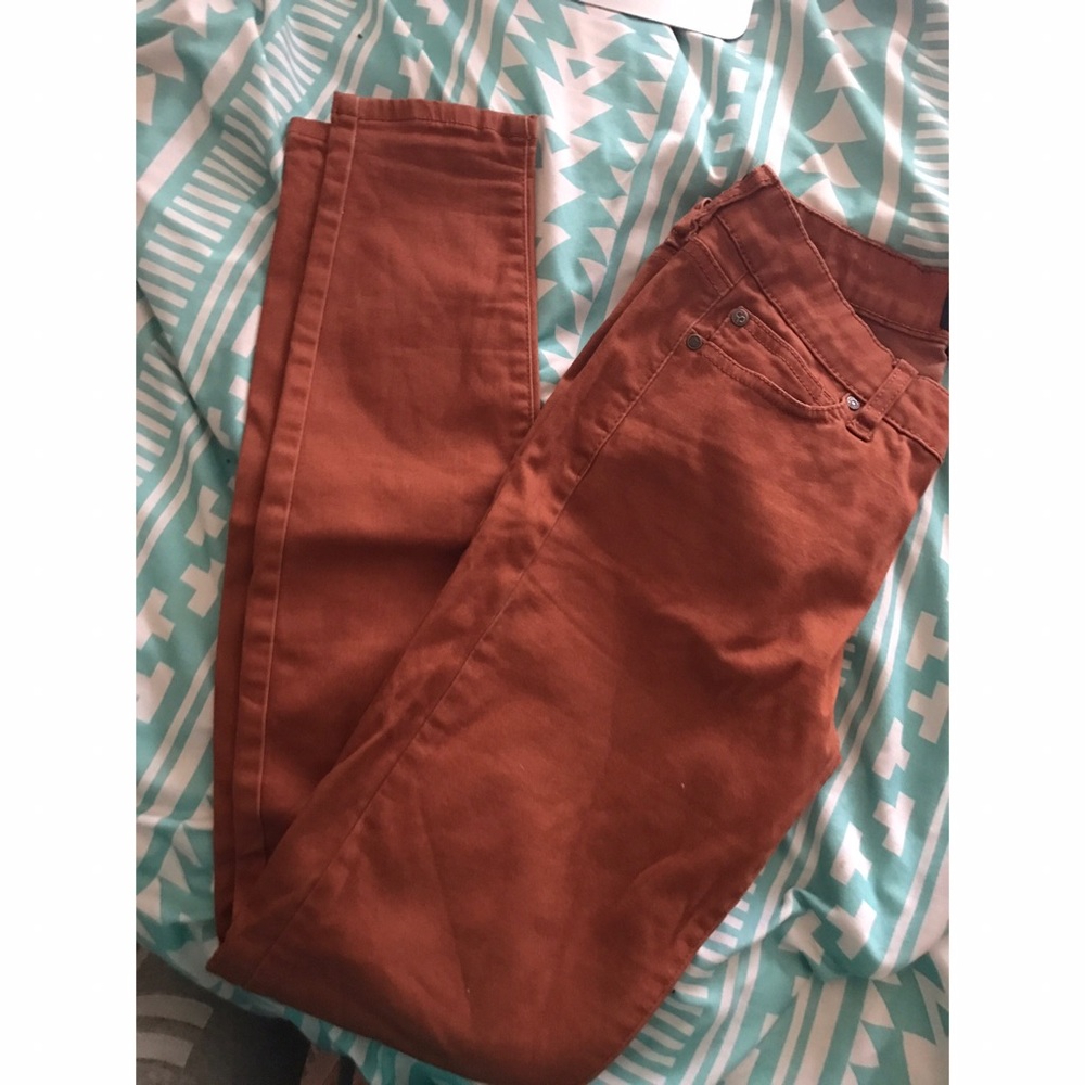 BURNT ORANGE SKINNY JEANS.