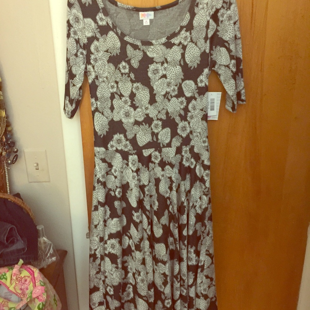 BNWT Lularoe Nicole, Strawberries 🍓