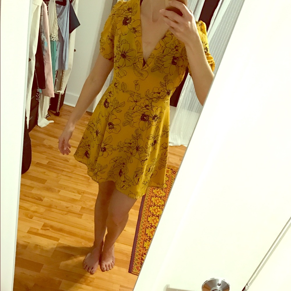 Cute cap sleeve print dress with a v neck front